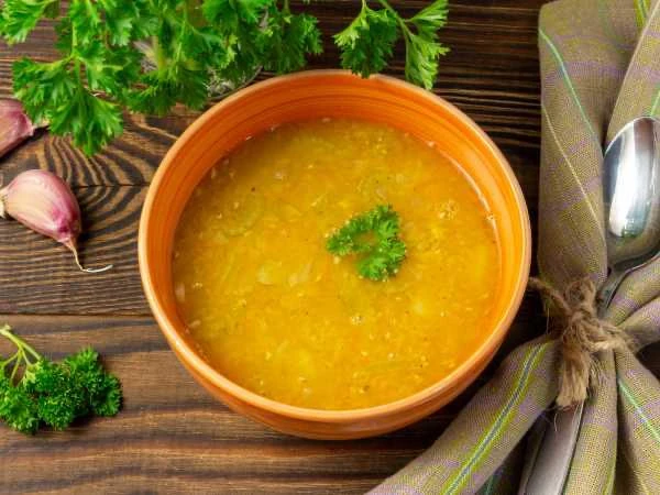 🍲 Суп с чечевицей и сельдереем.  Ингредиенты:  • Чечевица красная – 120 г • Морковь – 110 г (1 шт.) 
