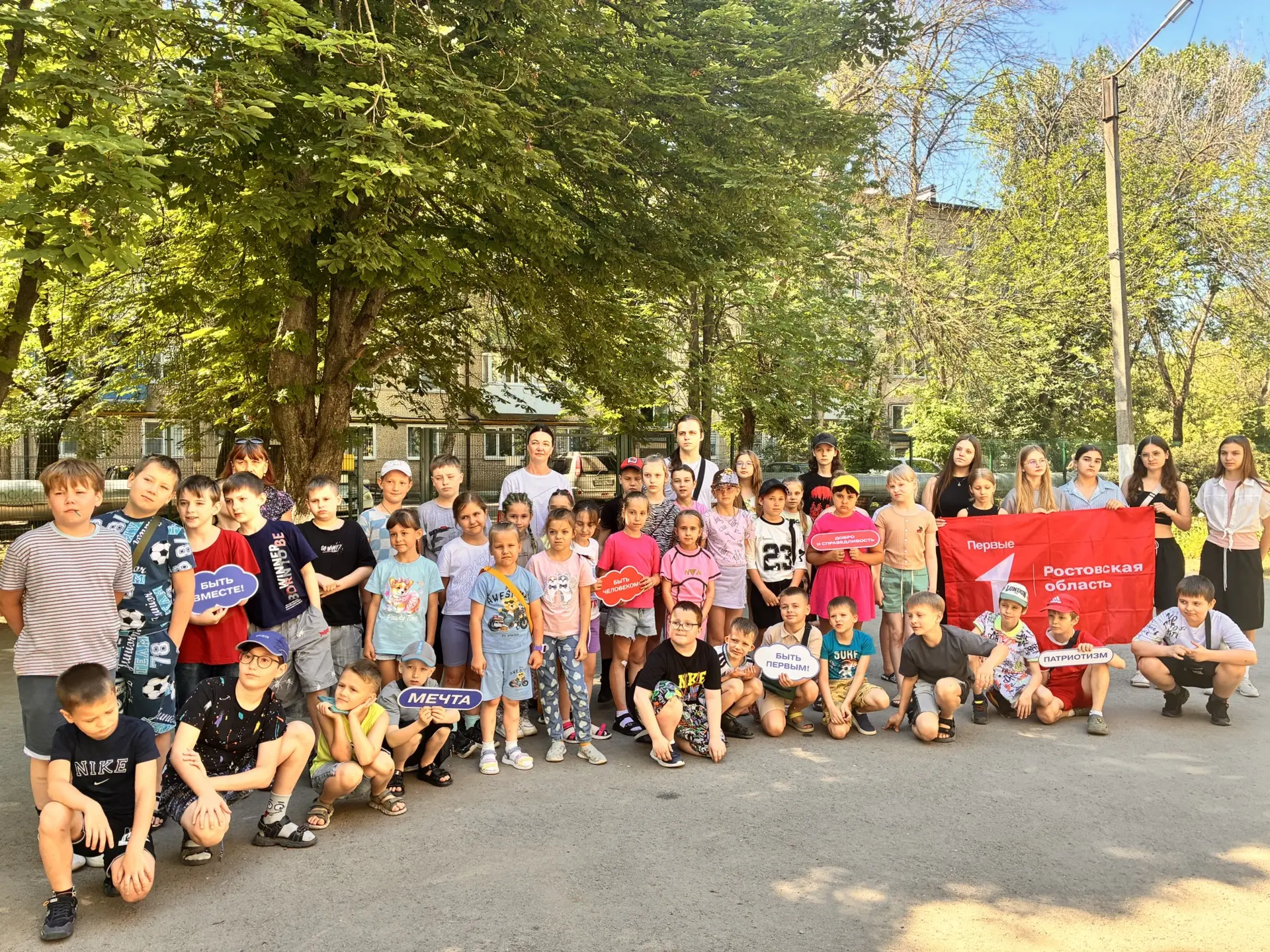 Сегодня в пришкольном лагере день начался с активной зарядки ☀️🏃

Ребята размялись, подзарядились э