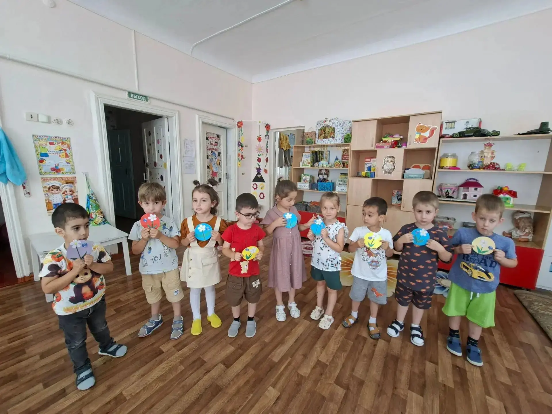 День семьи, любви и верности в средней группе.    Воспитывать любовь и уважение к членам семьи: разв