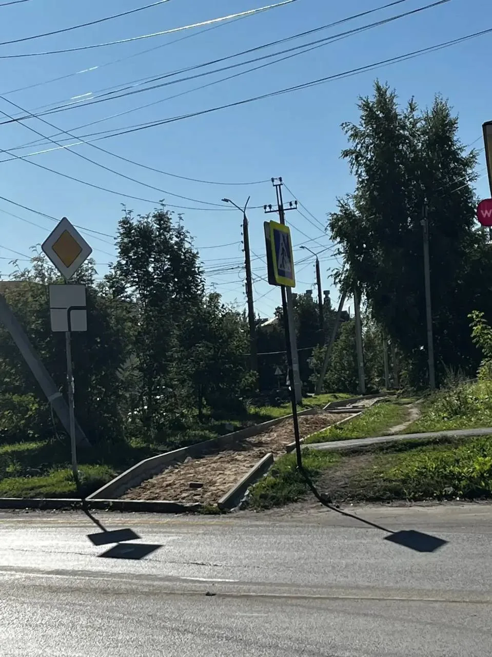 Сколько ждать тротуара! Что за бардак! Через пару дней детям уже в школу!