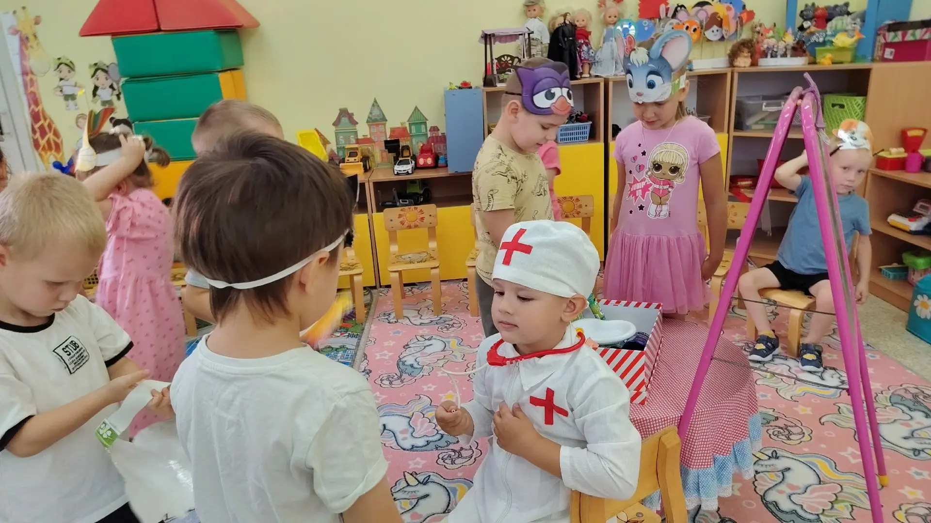 🤗Приходи к нему лечиться…🚑Все хотят быть здоровыми! 👫Дети средней группы прослушали ...