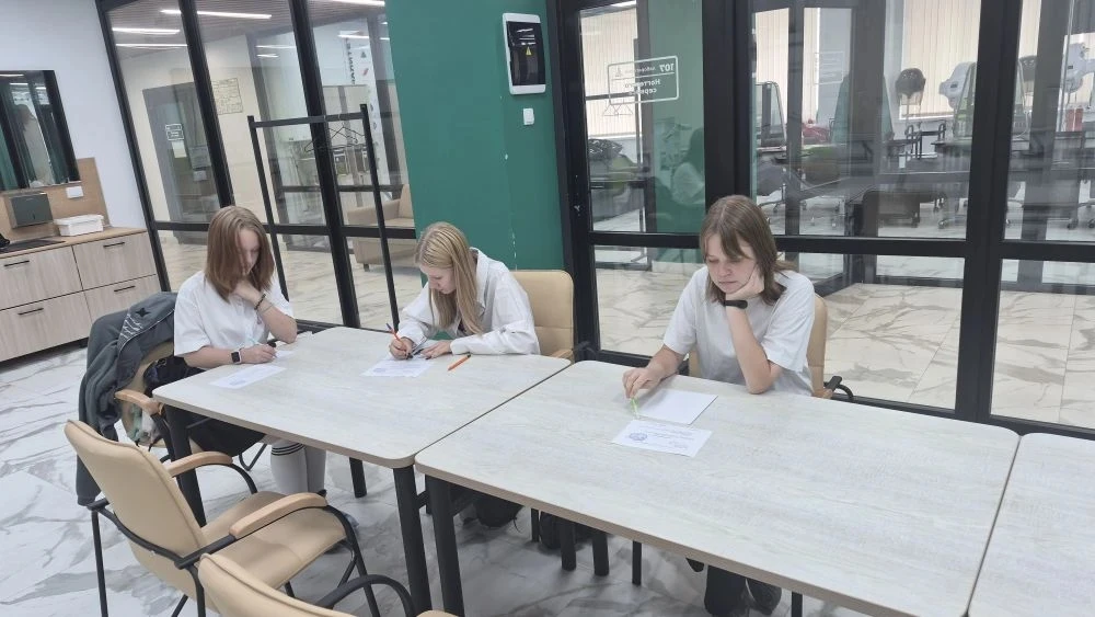 🌞 Студенты группы ТК-12П успешно сдали экзамен по МДК Выполнение работ по профессии "Мастер маникюр