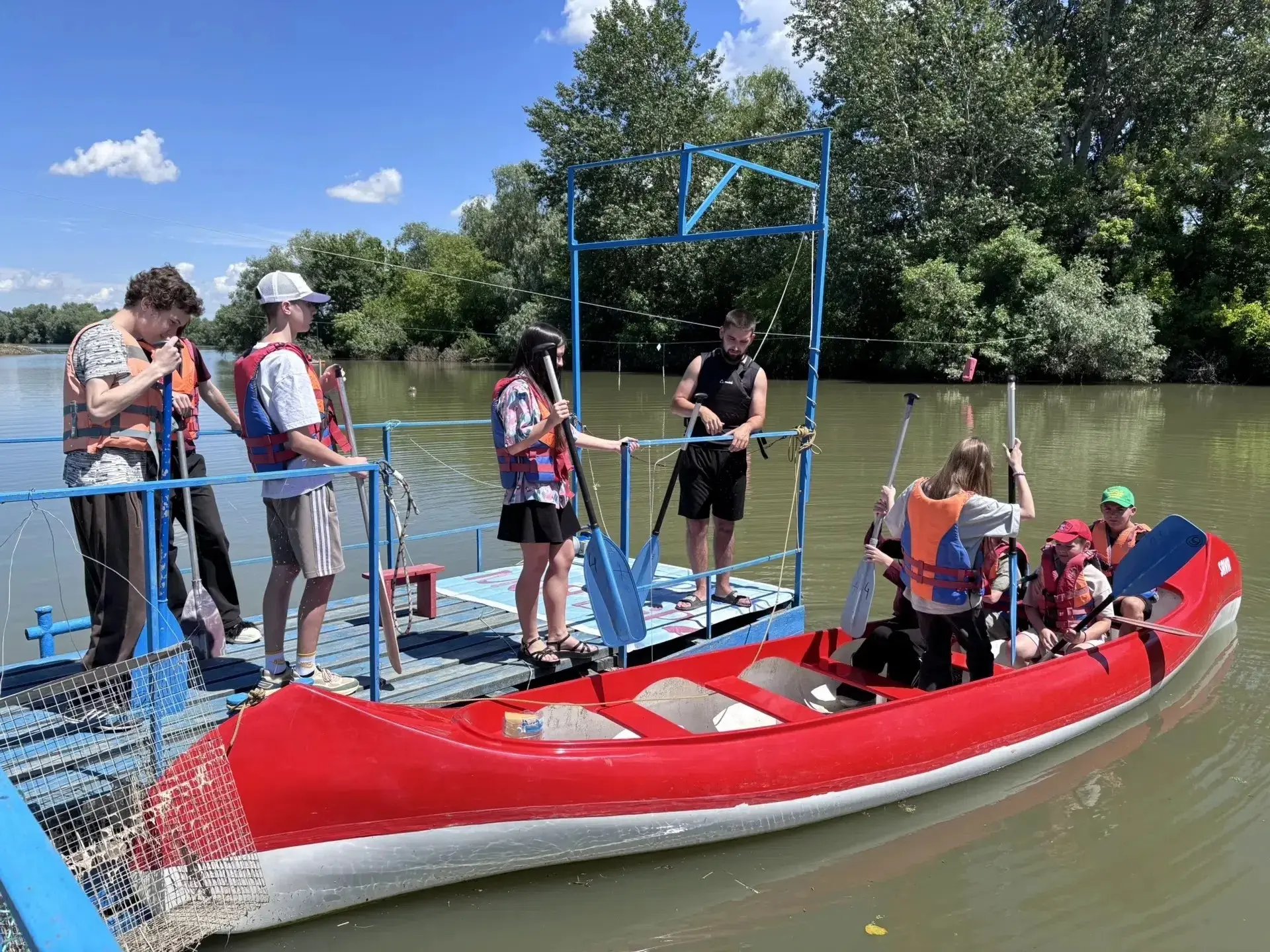 🚣‍♂ День России на волне приключений!

В Славянске-на-Кубани состоялась открытая стажировка по водн