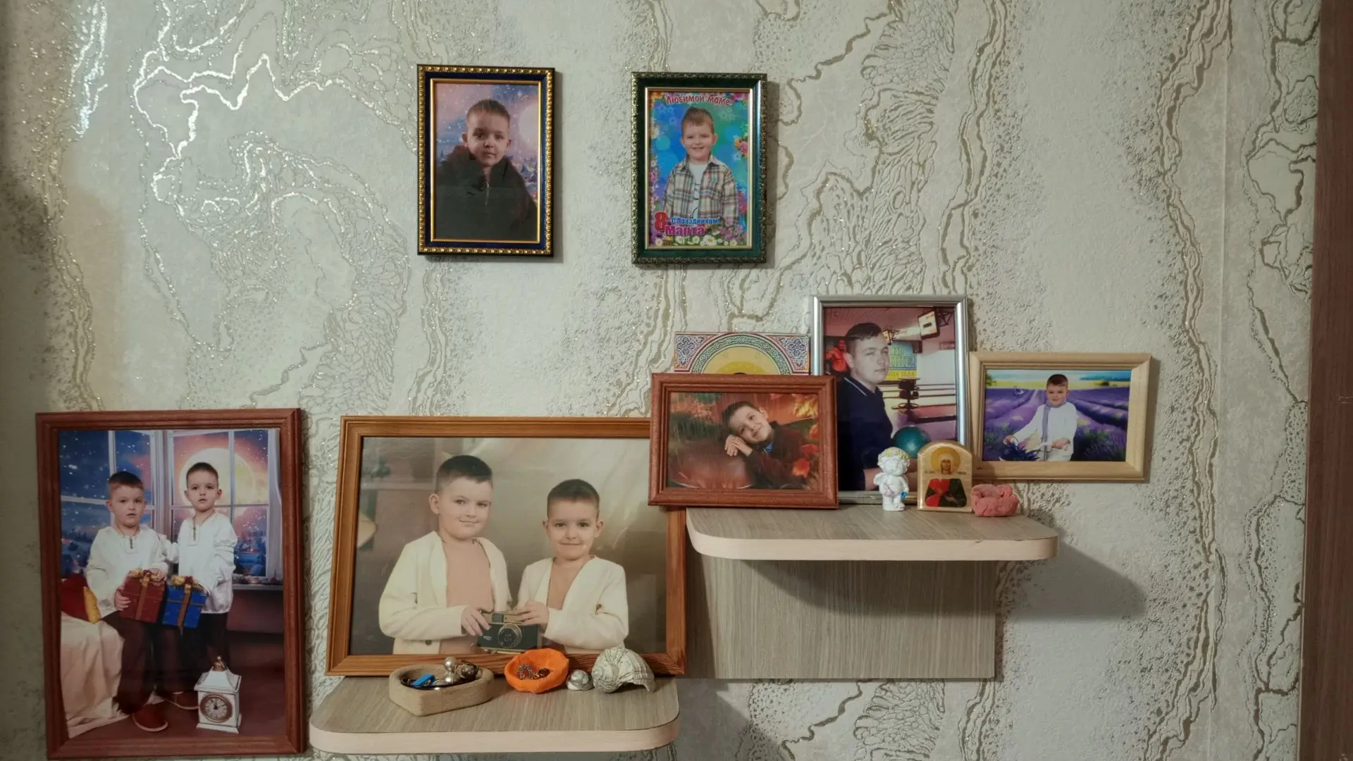Мы с мужем начали собирать фотоуголок с фотографиями наших деток.