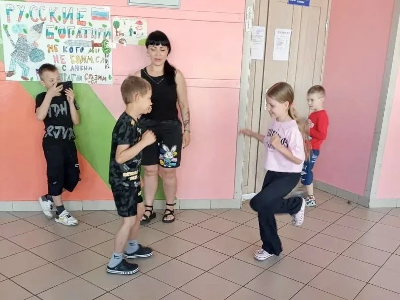 Очередной день в летнем школьном лагере получился по-настоящему творческим! 

Сегодня ребята погрузи