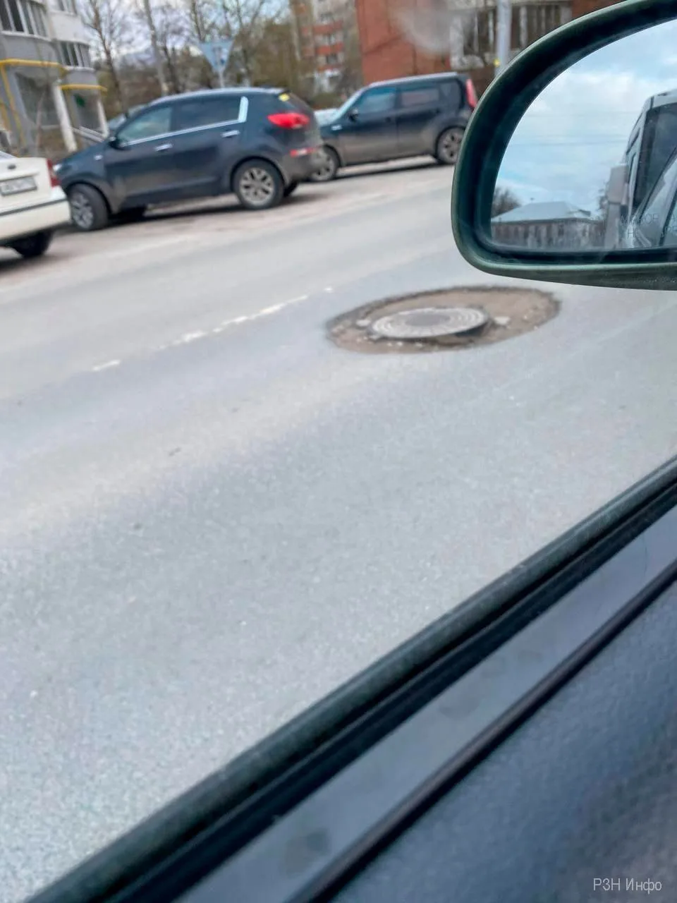На улице Вокзальной в Рязани зафиксировано состояние аварийных люков. Согласно сообщению «РЗН. Инфо»