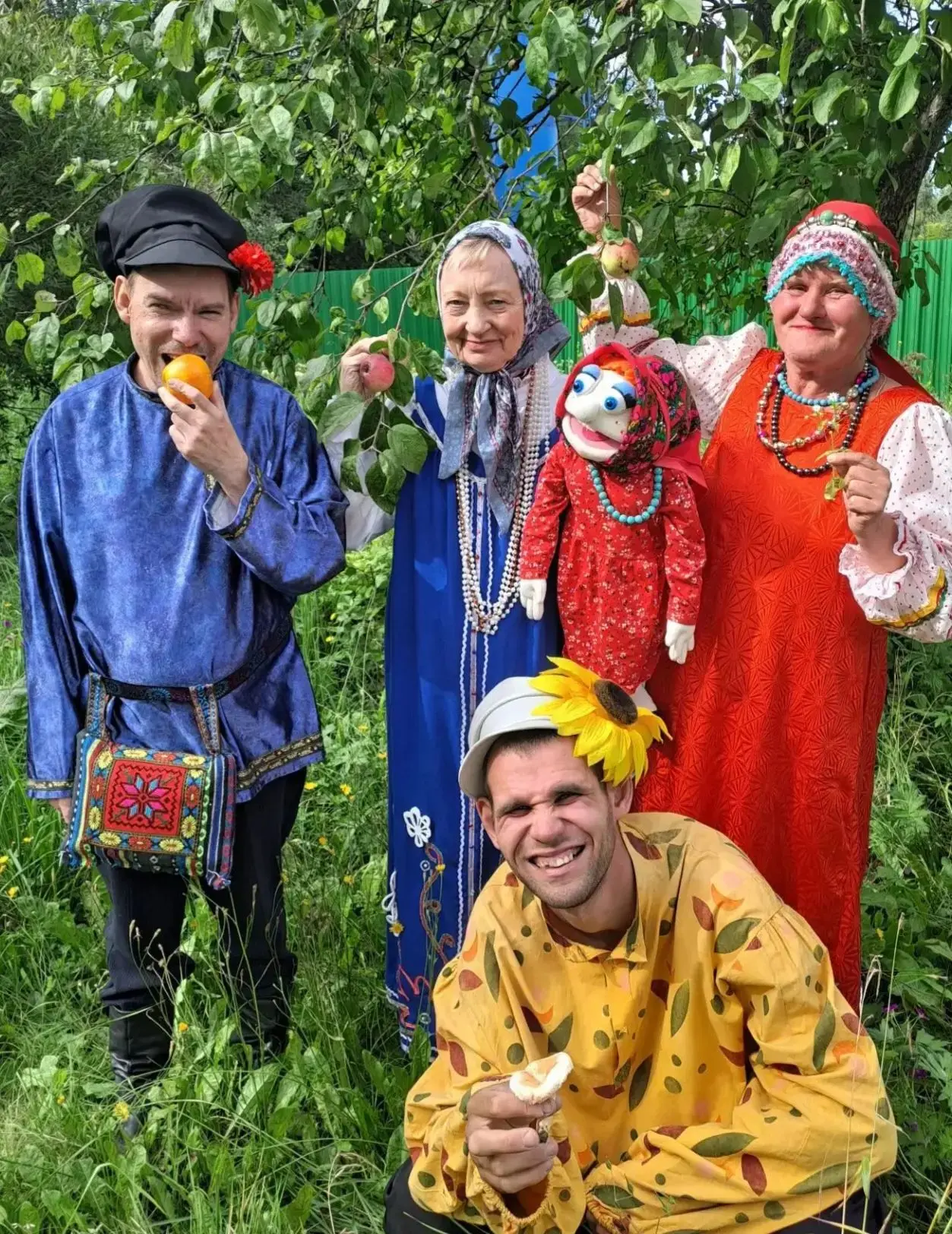 🌞 В конце лета наша яблонька  в Акатово выглядит как в сказке! 🌿