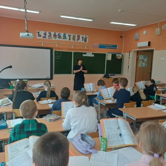 🌞Безопасные каникулы: инспектор ГИБДД напомнила школьникам о важных правилах