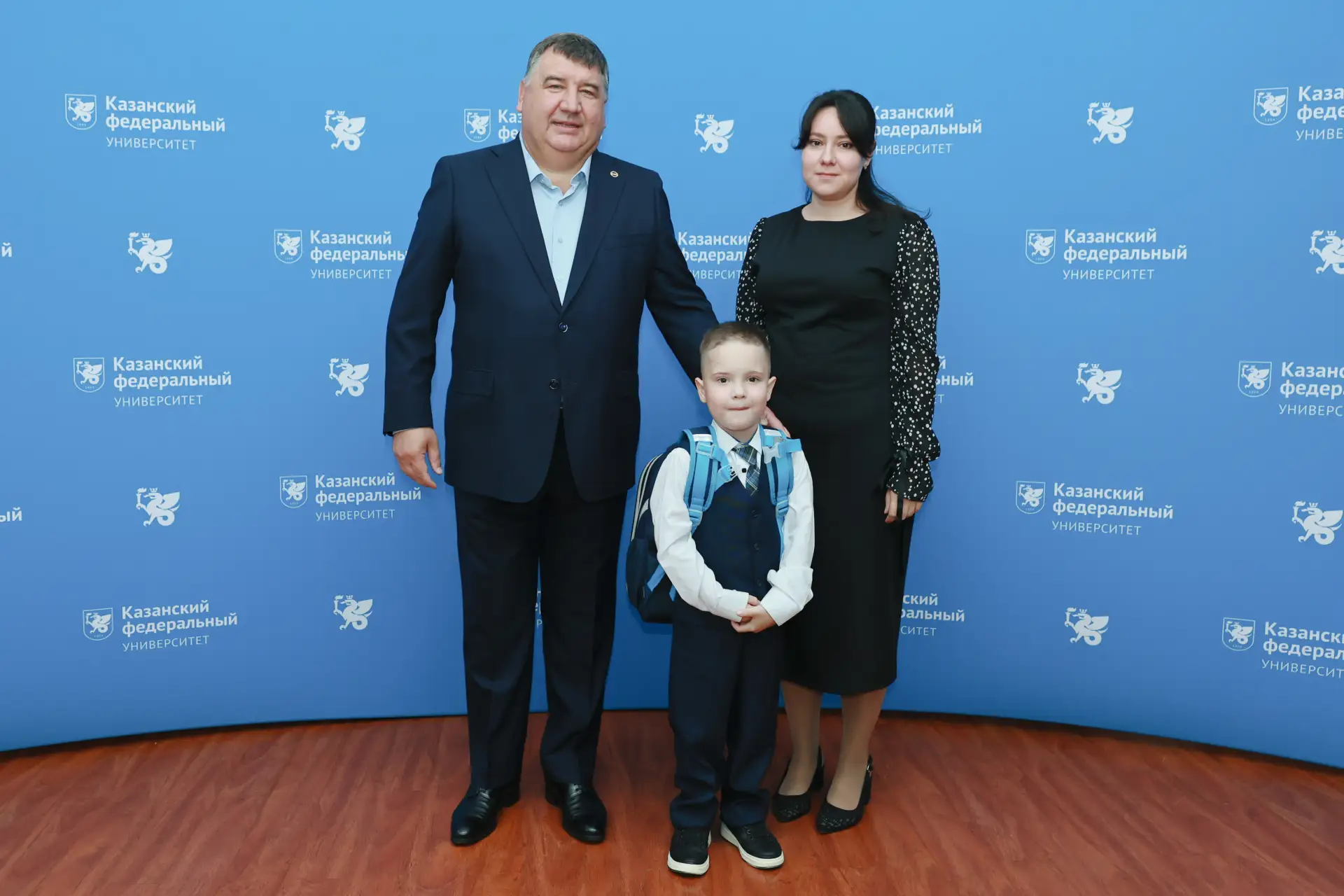 ✨Ректор КФУ вручил будущим первоклассникам школьные наборы и портфели