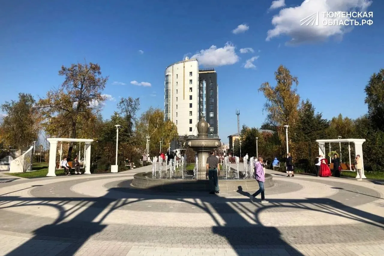 В Тюмени после реконструкции открылся Александровский сад у площади Борцов Революции.