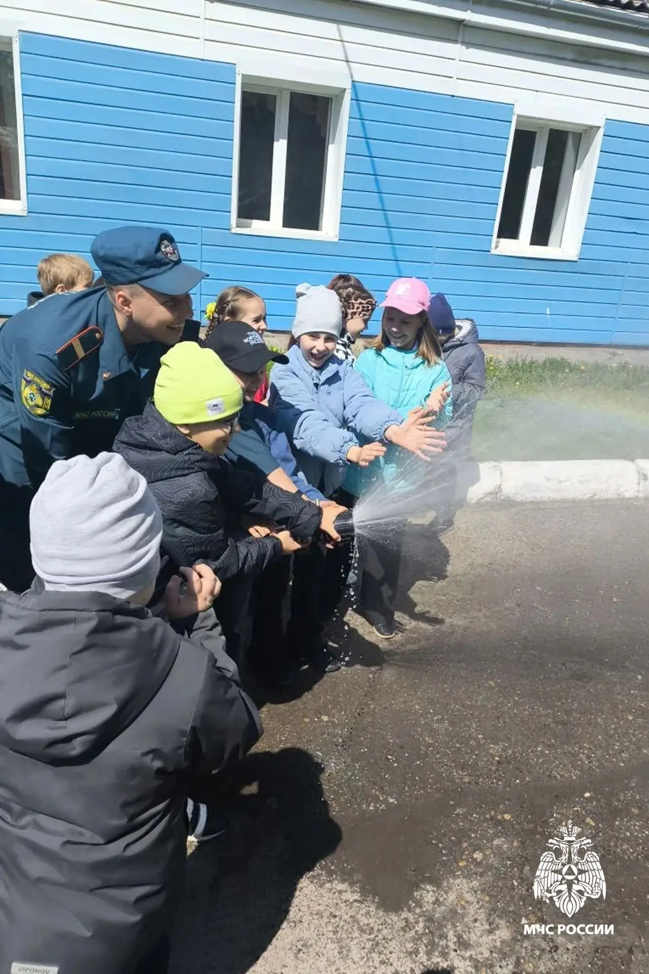 Огонь — не игрушка! 🚒 Второклассники из 47-й школы побывали в гостях у пожарных   ❓Что делать, если 