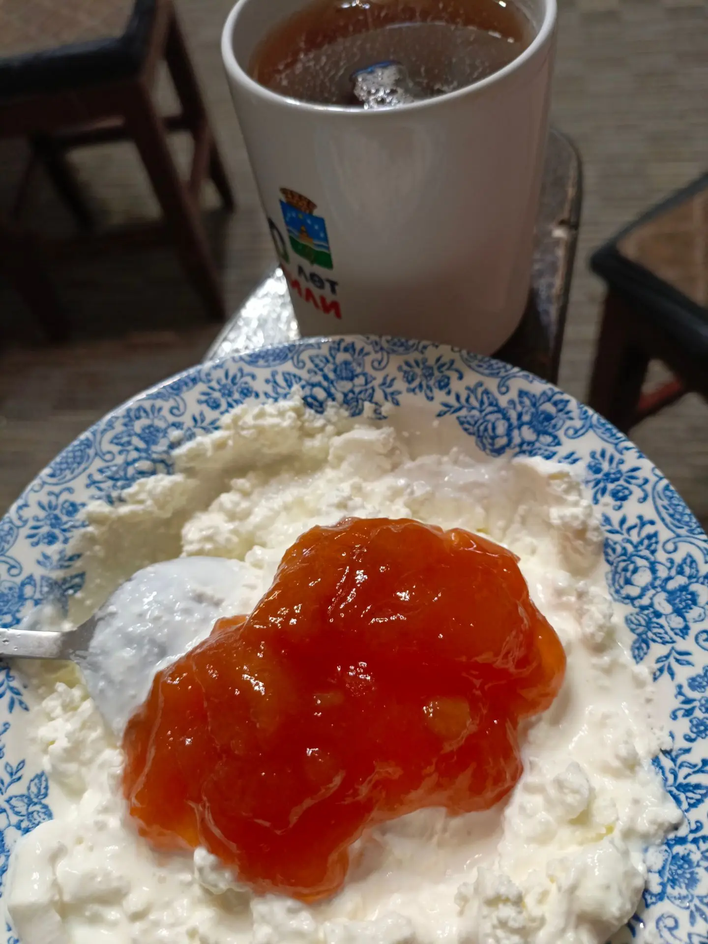 Ужинаем. Очень вкусное варенье из сливы с апельсином 🍊