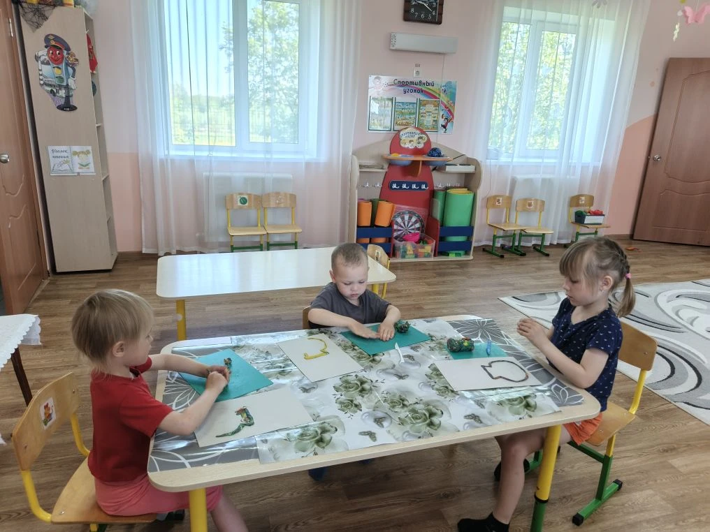 Сегодня с воспитанниками создавали аппликацию ,, Цветочки в вазе". На этом занятии мы с...