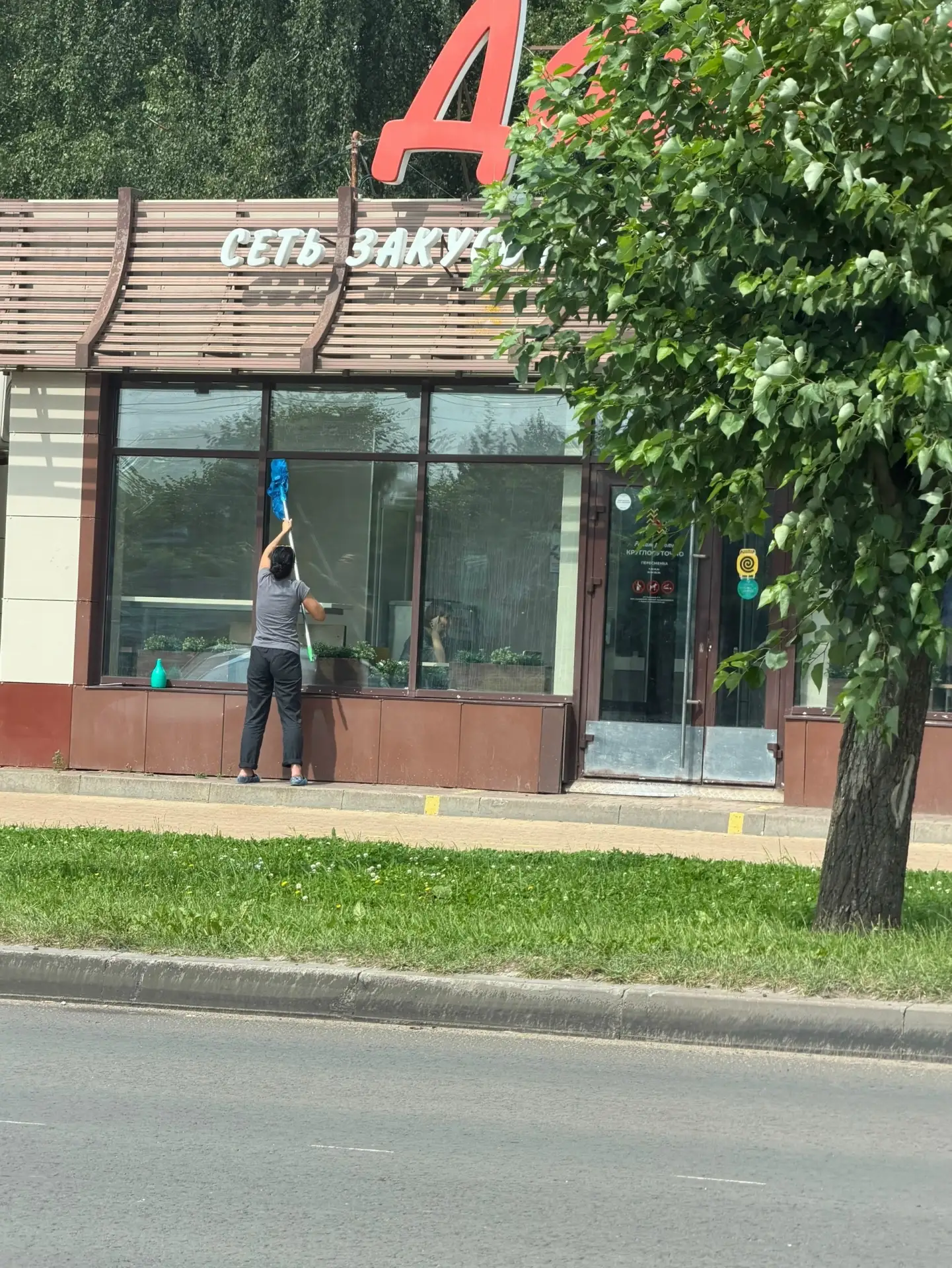 Привет  Злые , был в  Городе , увидел приятные моменты , сделал пару кадров , делюсь с Вами . Чистый