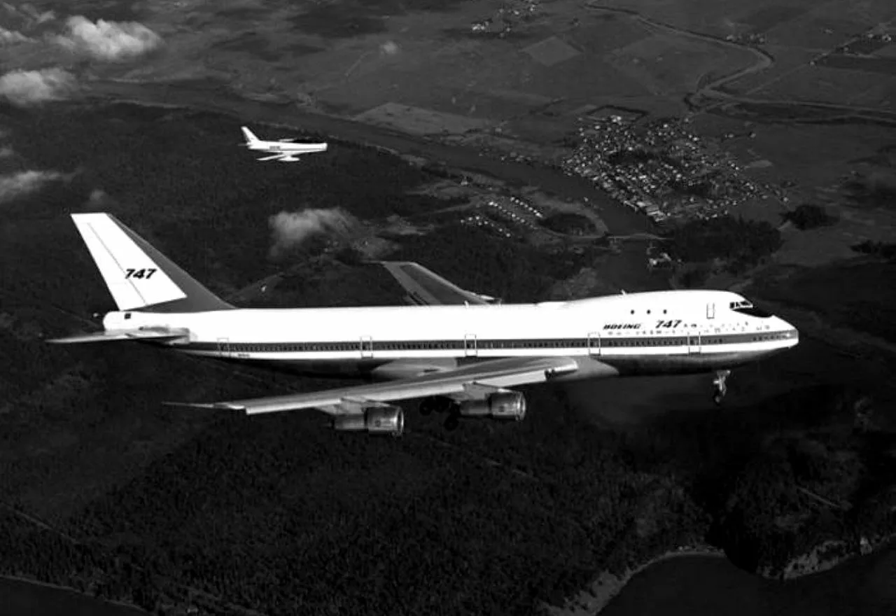 Boeing 747 сопровождаемый истребителем F-86 в своём первом полете, США, 1969 год.