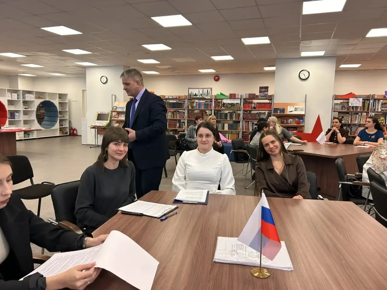 🌟 Сегодня в МОУ СШ 77 прошли конкурсные испытания районного конкурса «Самый классный классный»! 🌟  💫