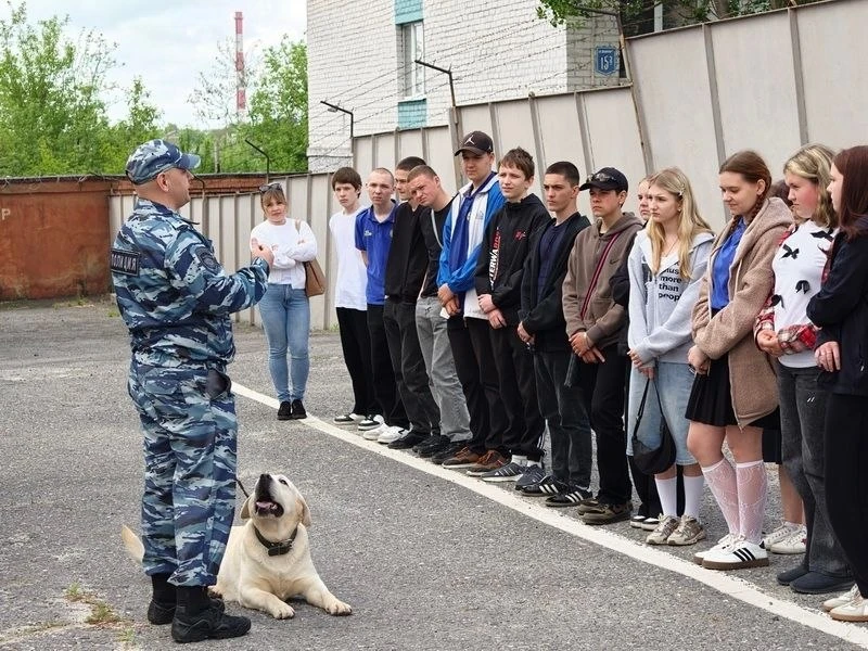 🇷🇺Учащиеся 8-10 классов Архангельской СОШ посетили ОМВД России «Губкинский». Помогли организовать вс