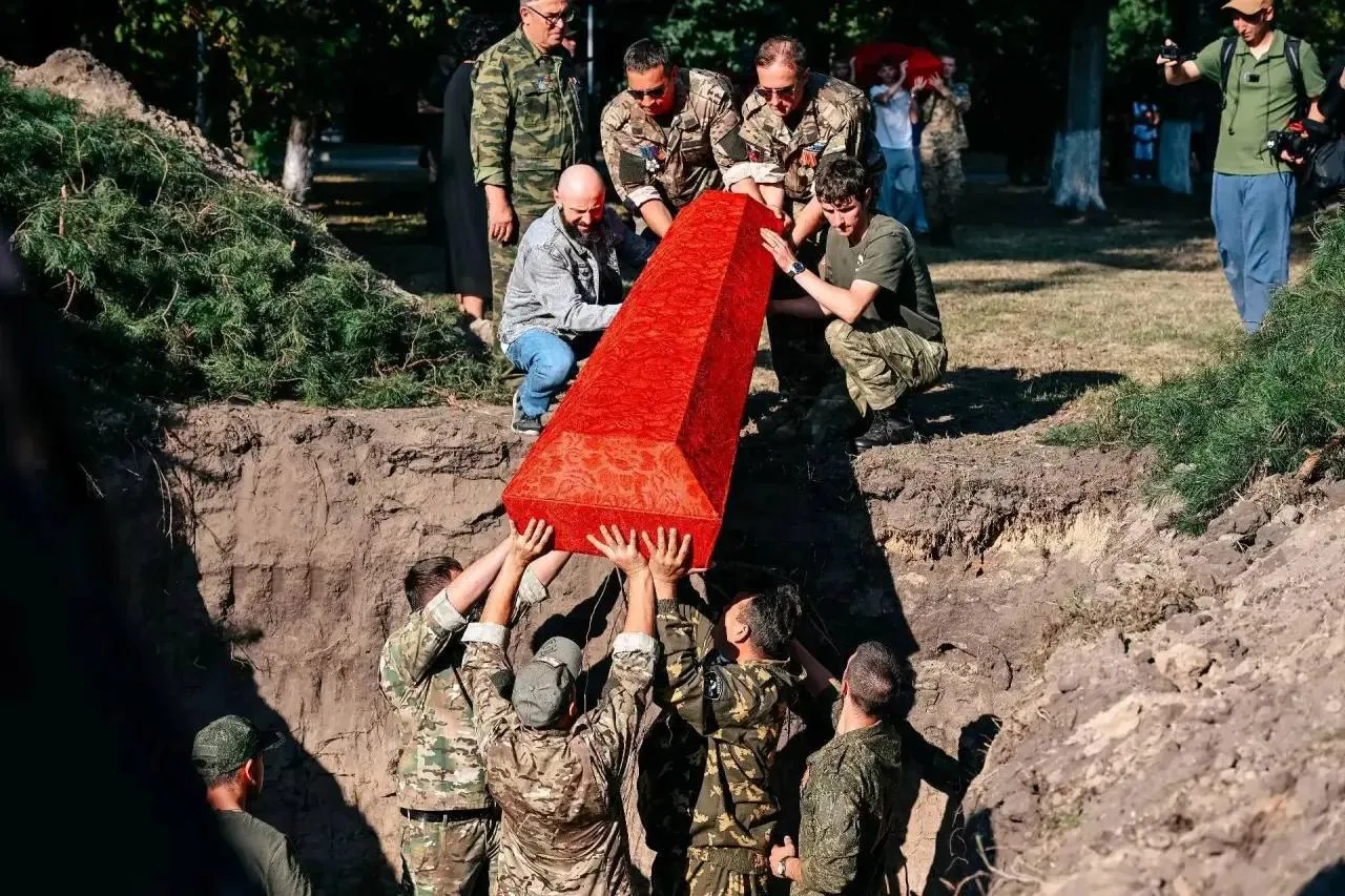 Накануне 83-й годовщины победы в Курской битве на мемориале «Жертвам фашизма» с воински...