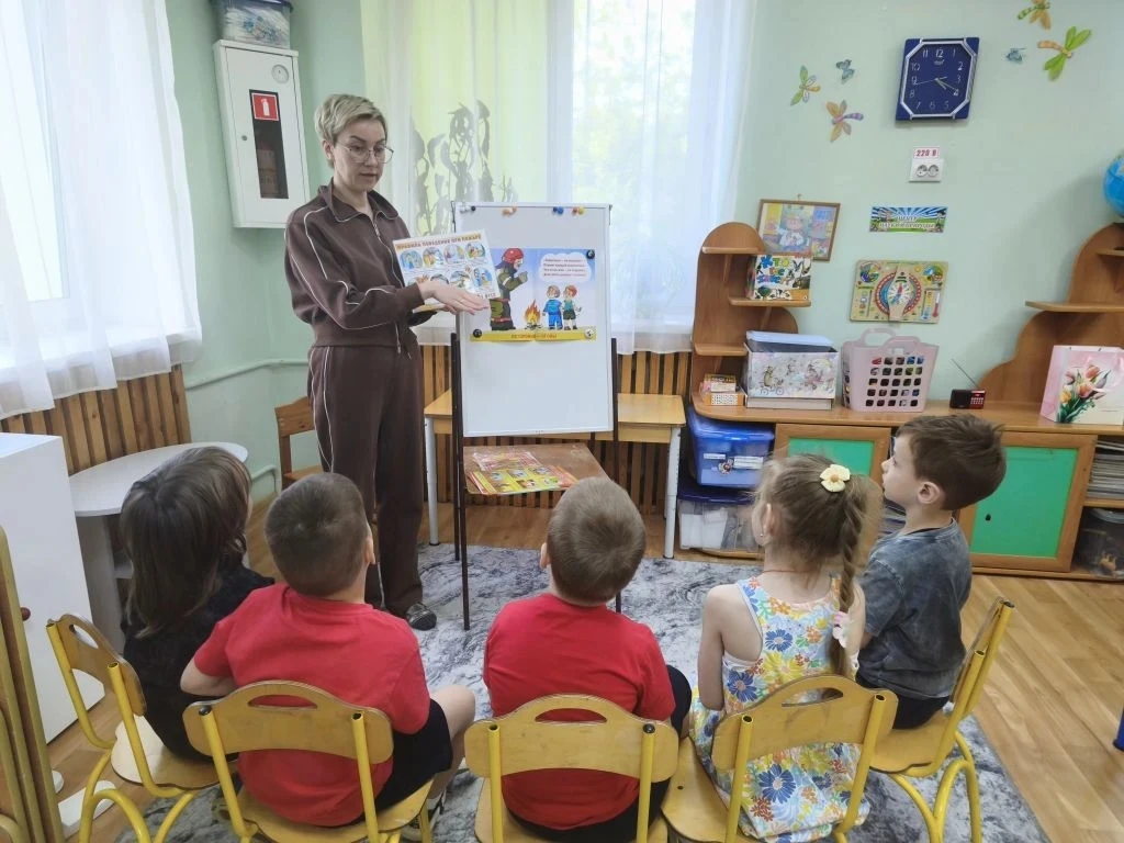 В МОУ "Дедовская СОШ √1" м.о. Истра,  дошкольное отделение 13, в  старшей группе √4 прошло занятие п