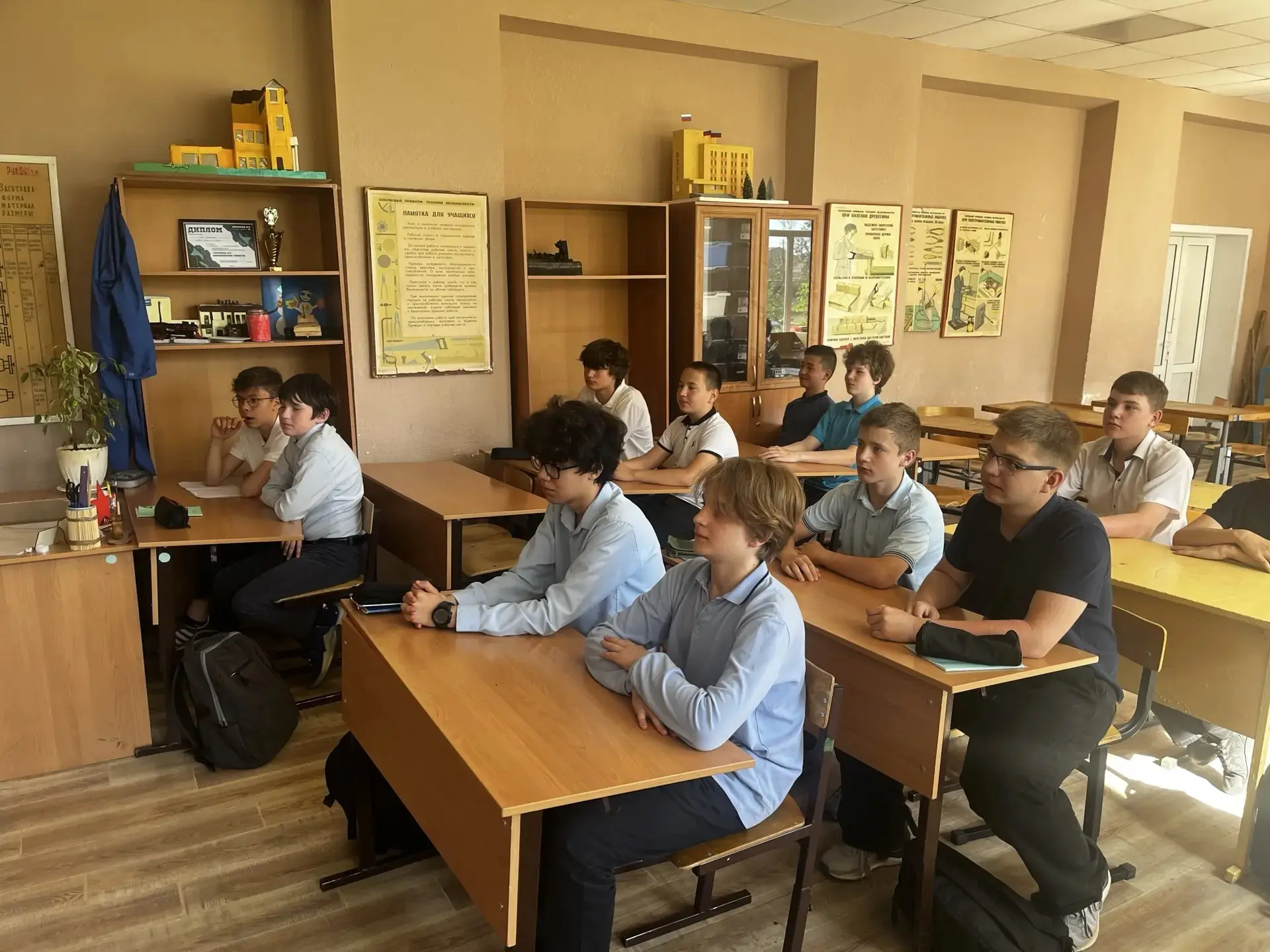 💥МЕСЯЧНИК "УСТУПИ ДОРОГУ ПОЕЗДАМ" 💥   ✅В рамках месячника «Уступи дорогу поездам» в школе № 10 г.Лис