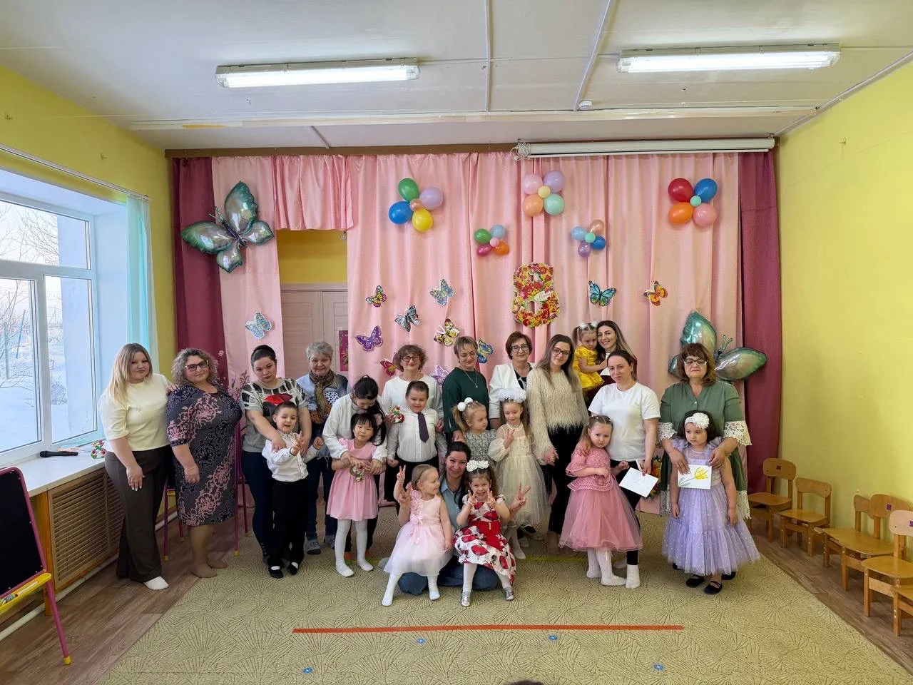 🌸 «Мамина улыбка» согрела нас в этот весенний день!

В нашем саду прошел творческий утренник, посвя