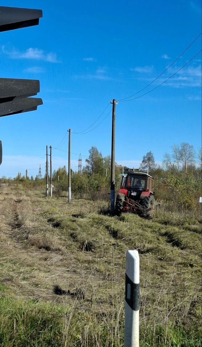 обкашивают жд пути по осени..