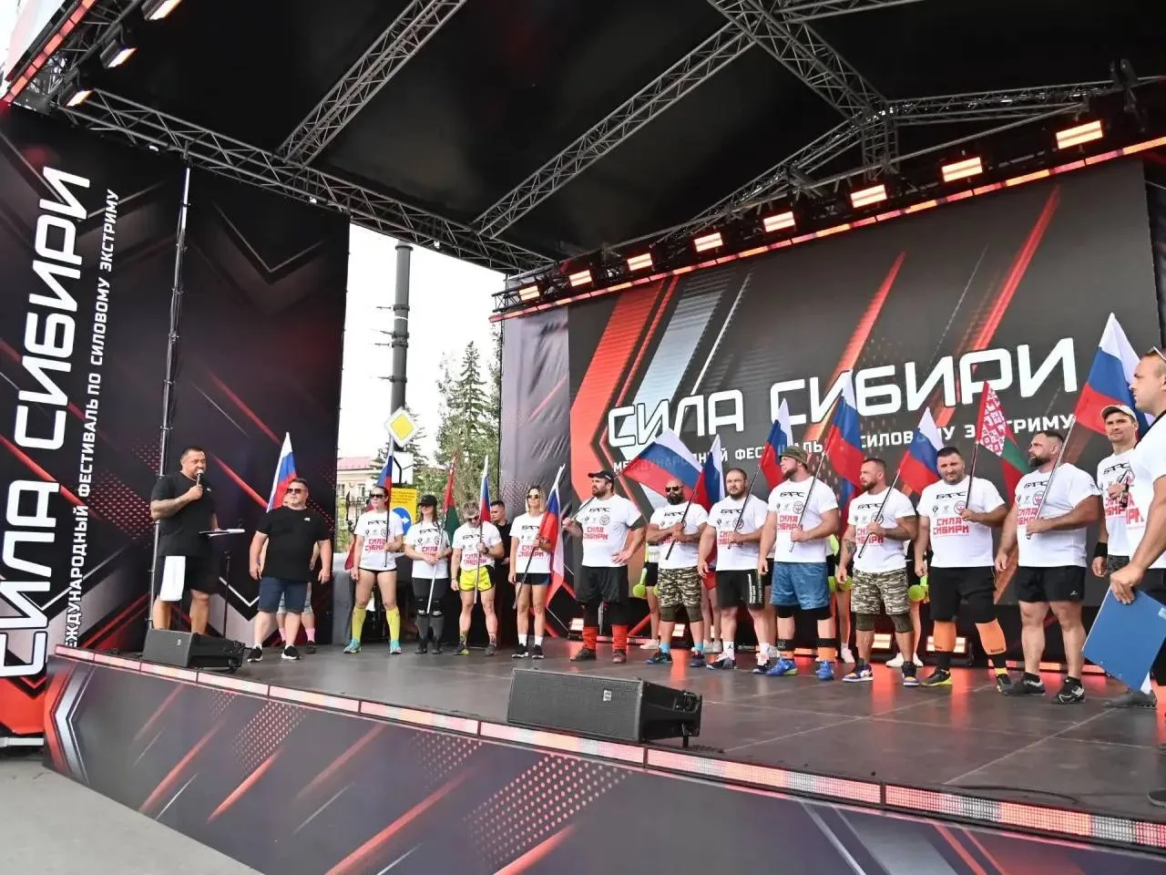Прямо сейчас в центре Омска проходит международный фестиваль силового экстрима «Сила Си...
