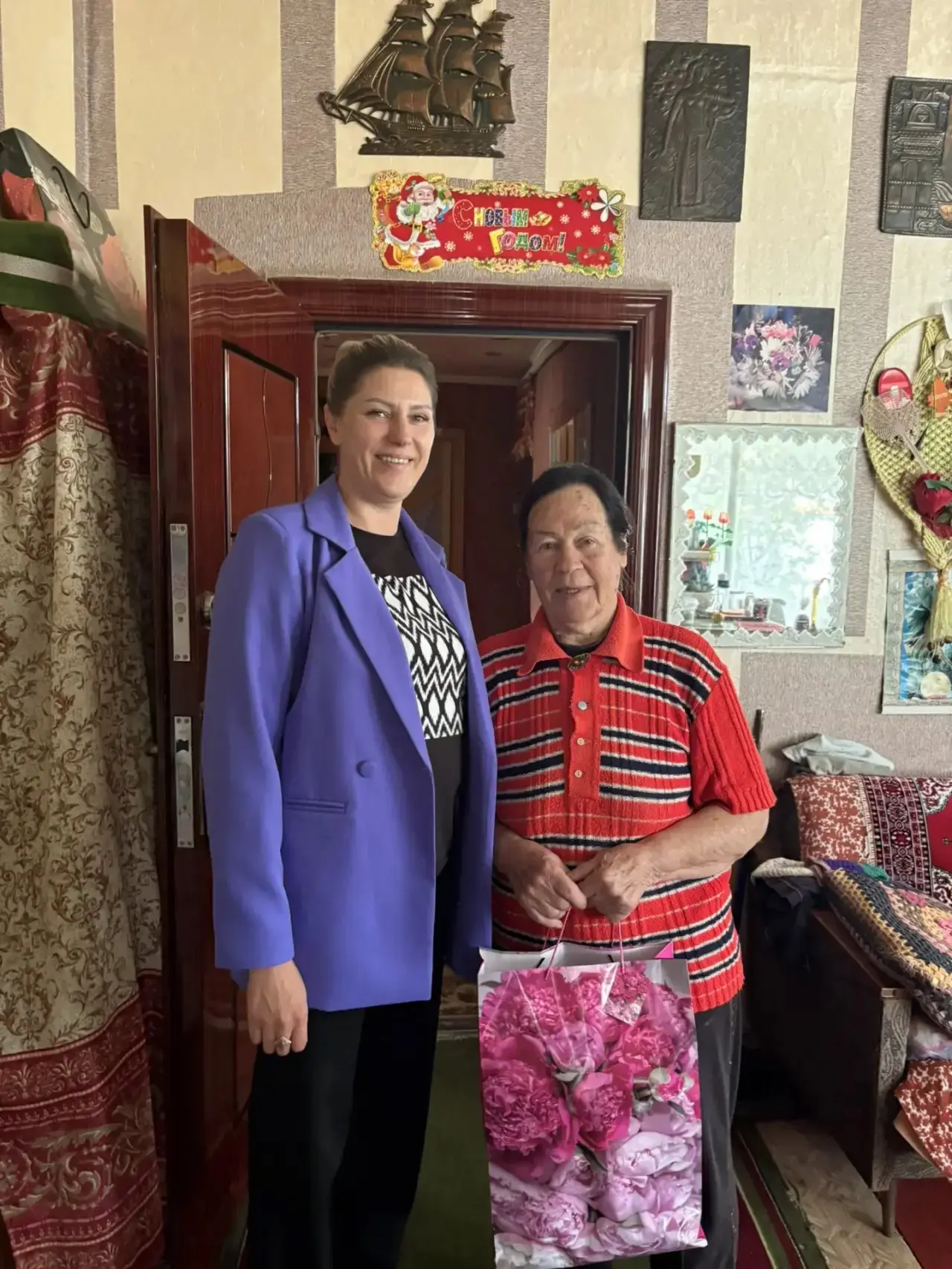 Сегодня свой 90-летний юбилей отмечает жительница деревни Красная Дубровка — Колесников...