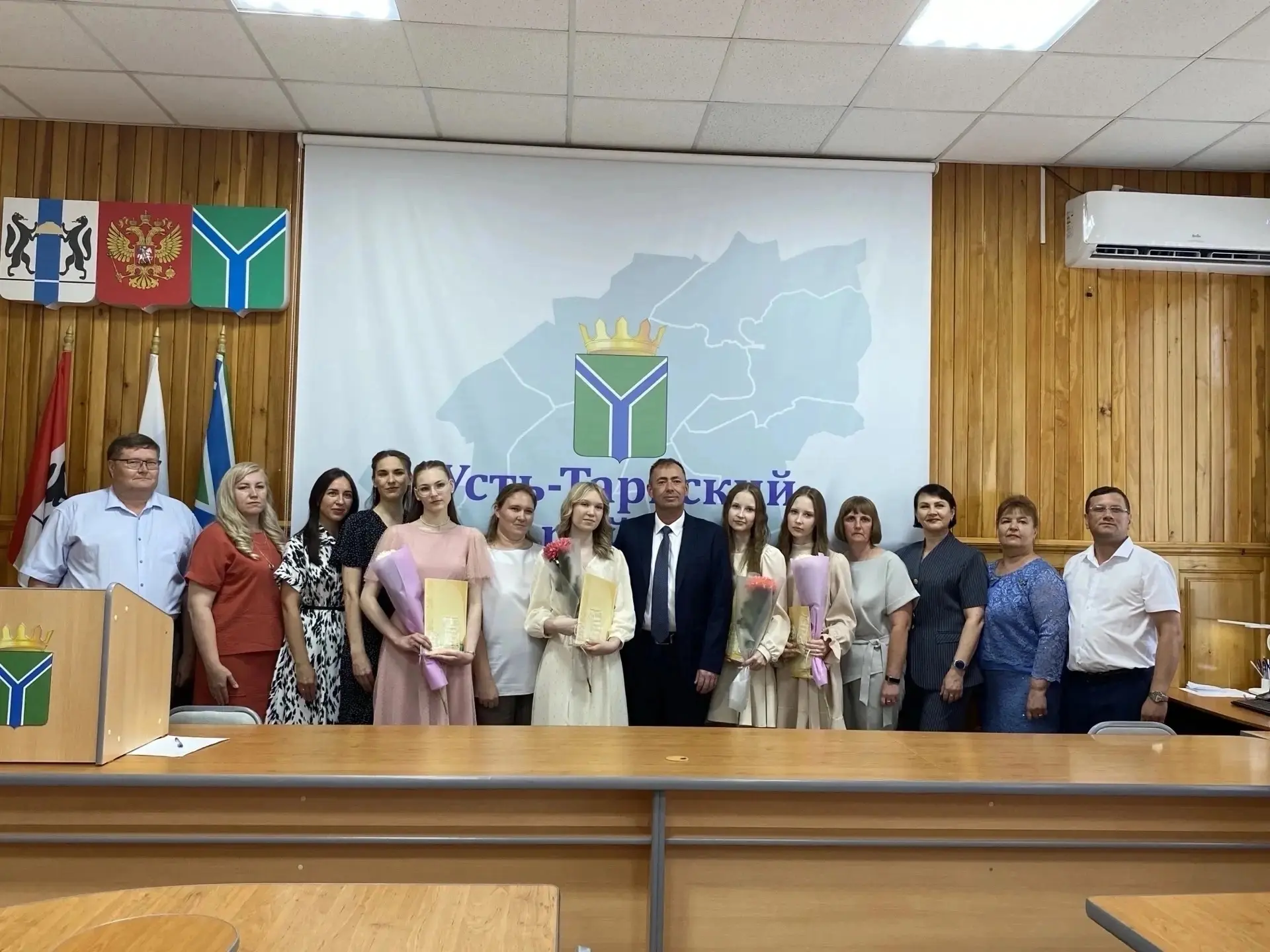 🌟 Звезды Усть-Таркской школы сияют ярко! 🌟

Глава Усть-Таркского района Дмитрий Шиберт поздравил в