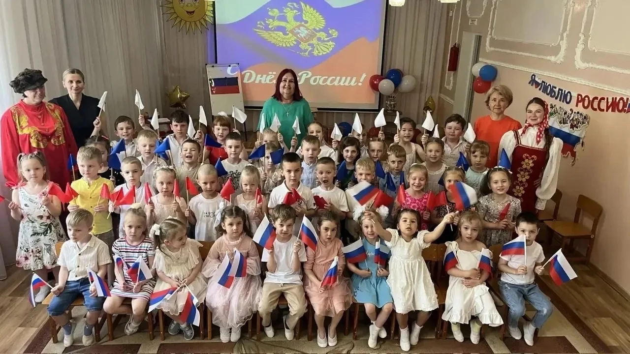 🇷🇺 С Днем России! 🇷🇺

Сегодня в нашем детском саду прошел необыкновенно яркий, веселый и торжест