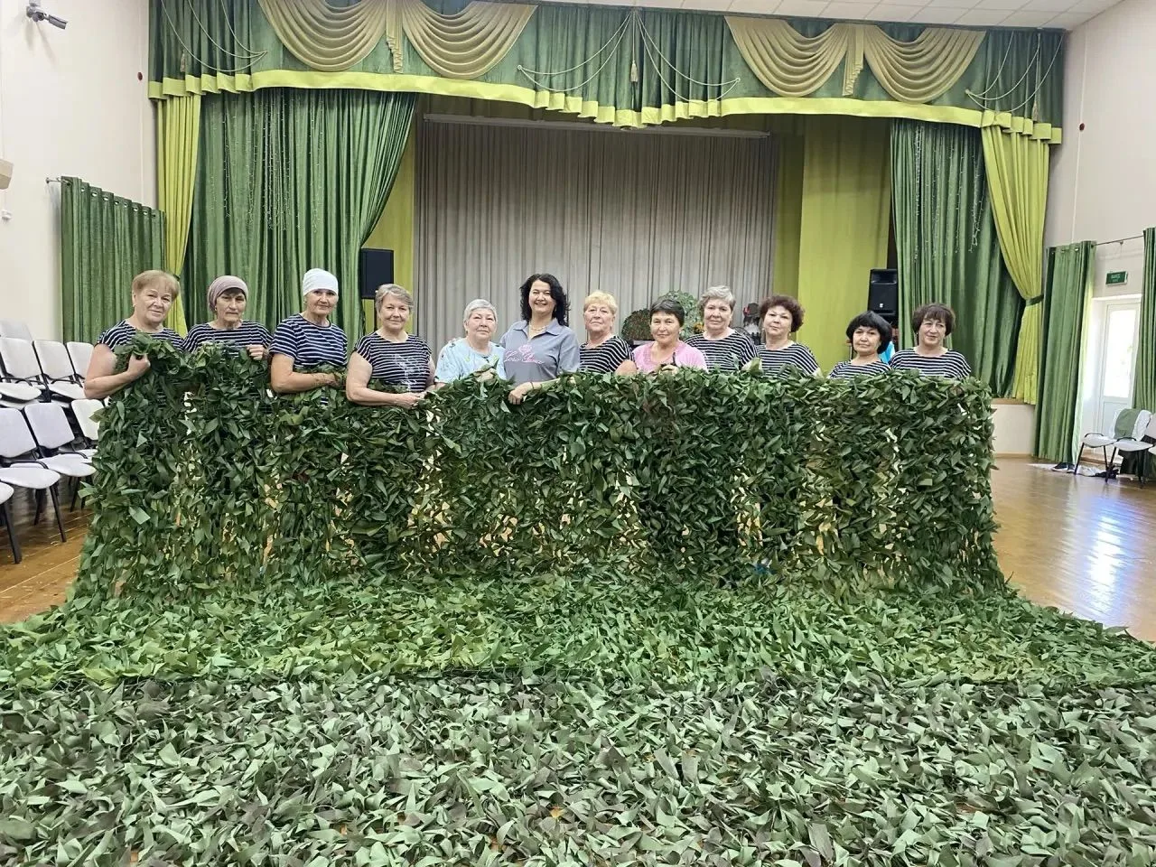 Волонтёры посёлка Круглое Поле ежедневно плетут маскировочные сети для передовой 🌿