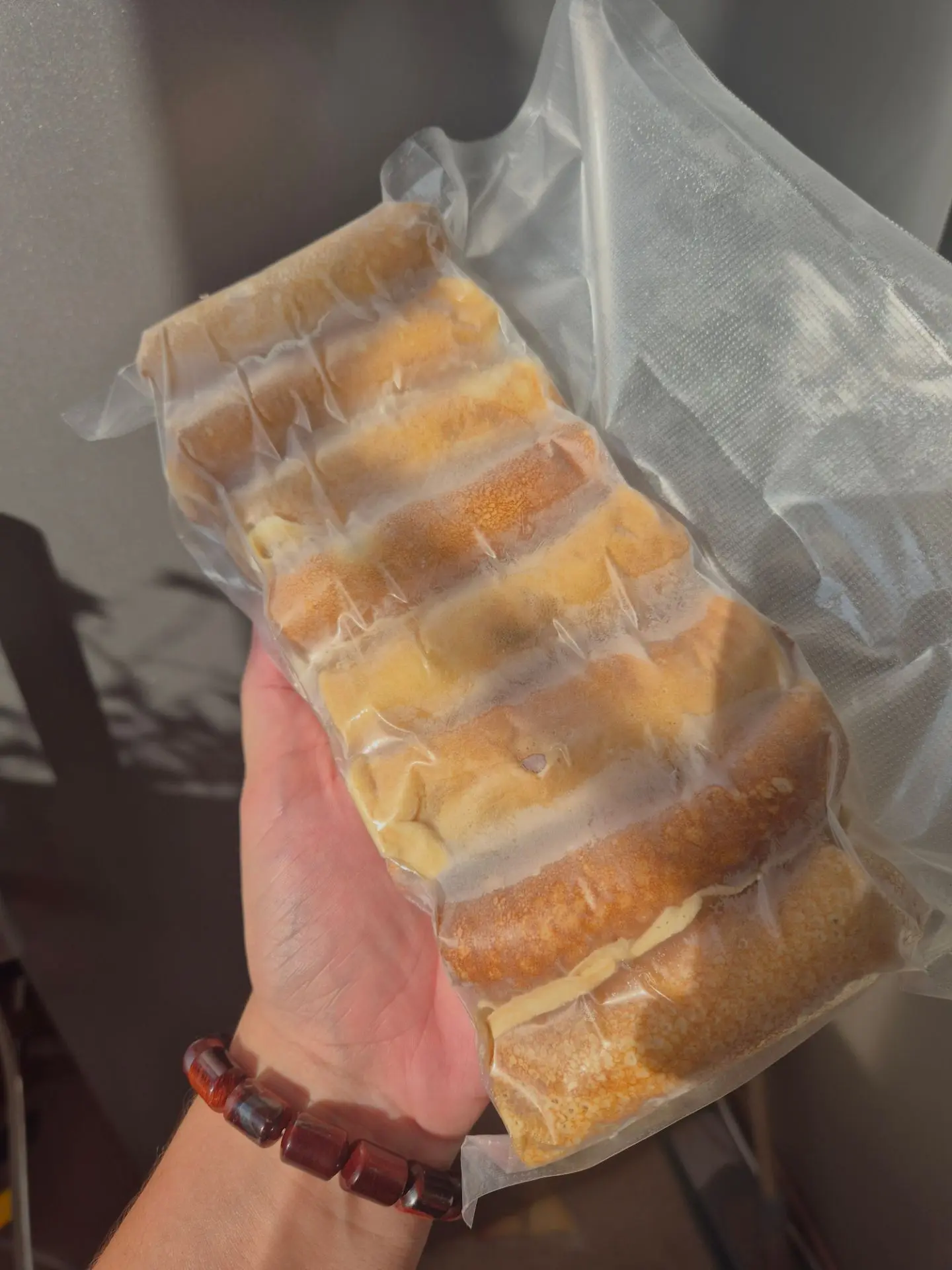 В наличии мини с творогом и изюмом , ветчина сыр .