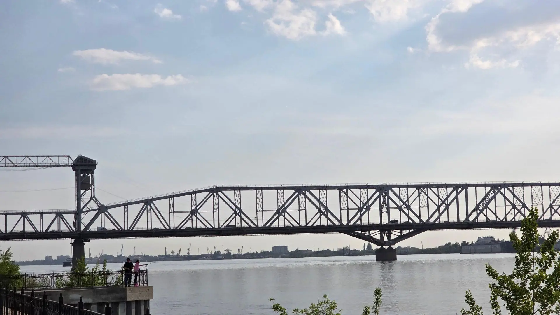 🌉 31 июля разведут Старый мост
Завтра совмещённый автожелезнодорожный мост через Волгу в Астрахани 