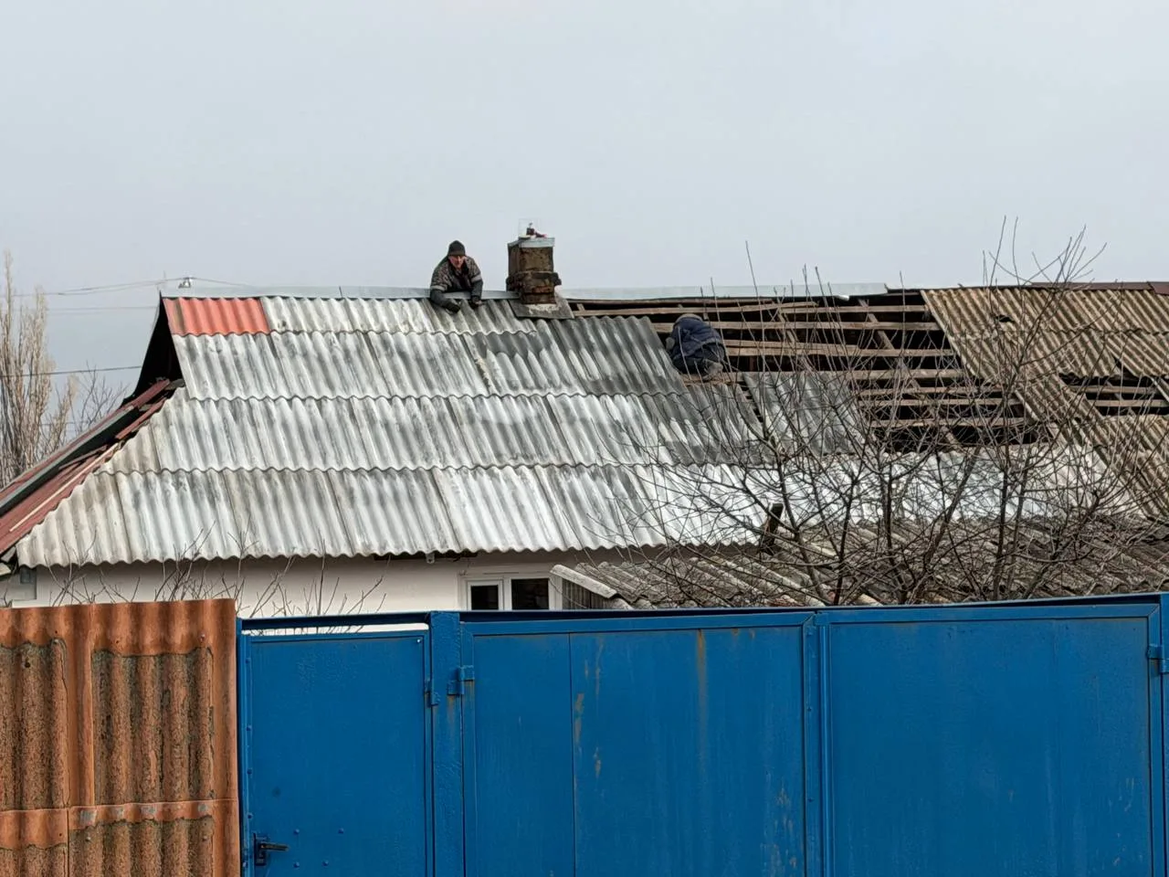 В поселке Центральный активно идет ликвидация последствий субботней атаки БПЛА. В восстановительных 