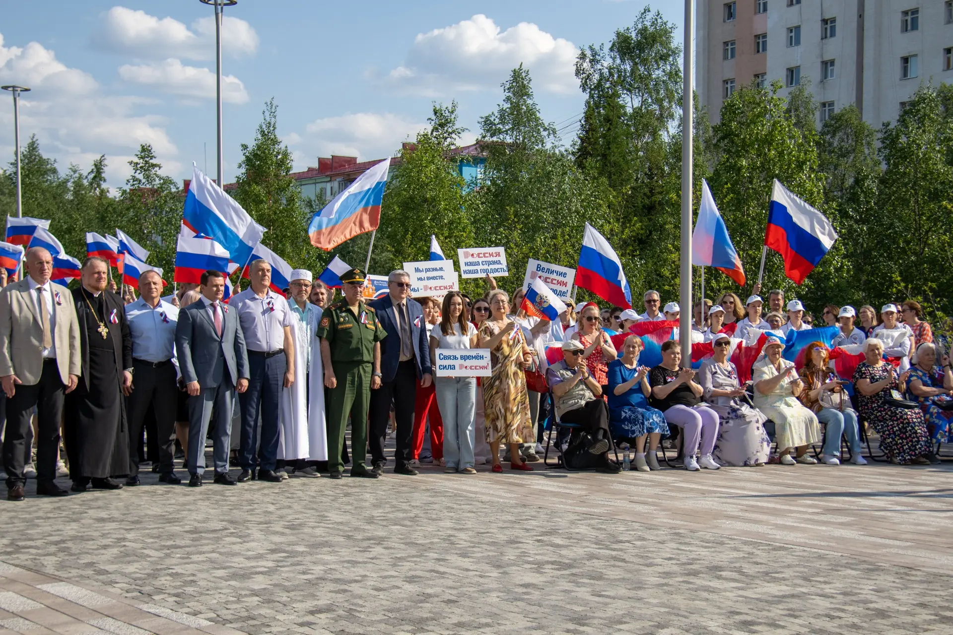 День России открываем торжественной, но очень теплой и дружеской встречей в сквере Труд...