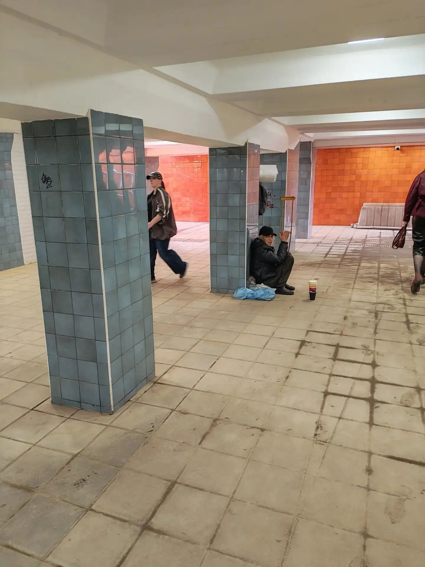 Это новый подземный переход на барсе. В нем свежие лужи и несвежий бомж, точно под каме...