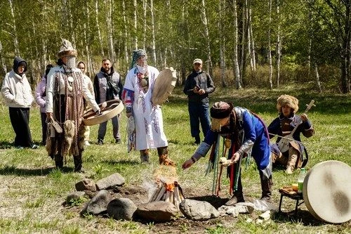 Известно время обрядов на Кюн Пазы
 
В день летнего солнцестояния шаманы Хакасии из объединения «Ада
