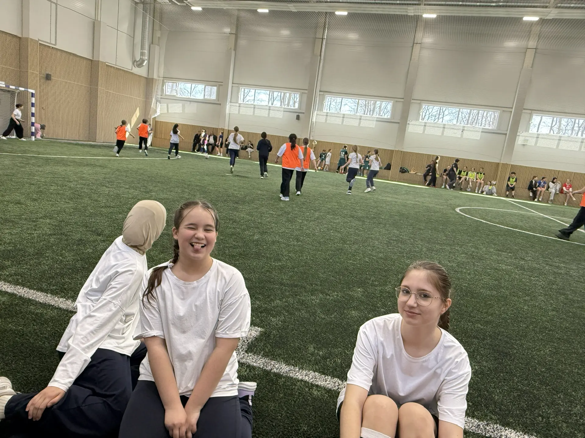👧🏽⚽️  Сегодня команды 5а, 6а и 6б классов отправились покорять футбольные поля! 🏆  А пока ждали свой