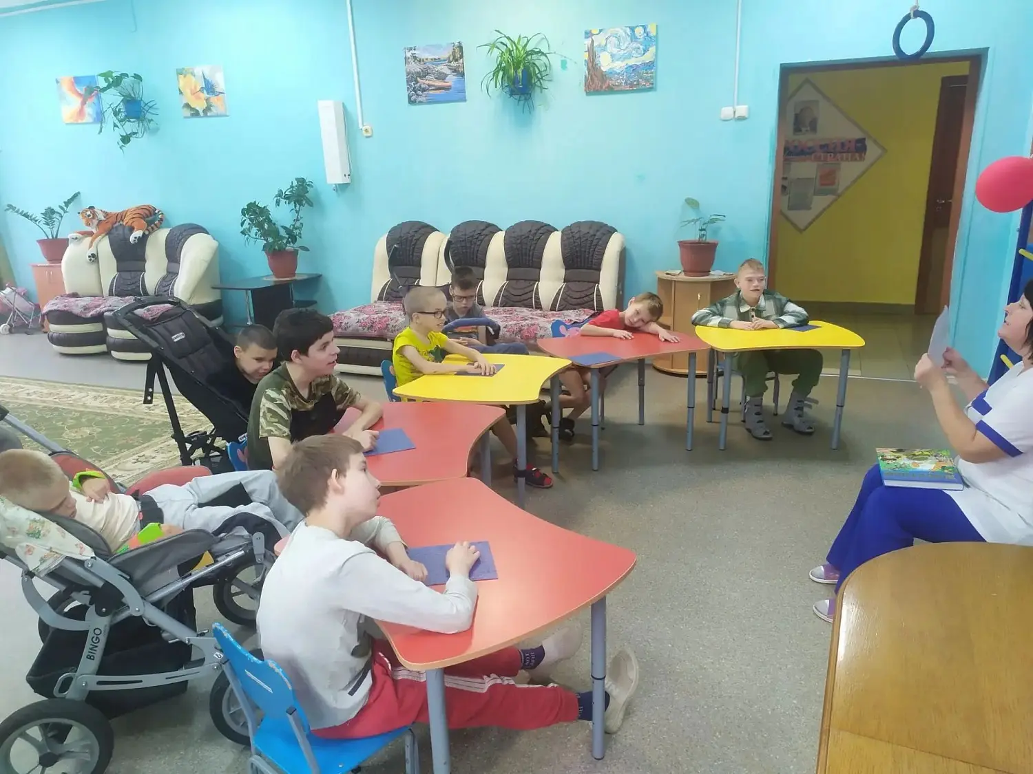 Воспитанники группа "Буратино" вместе с воспитателем Е. А. Лариной продолжают осваивать...