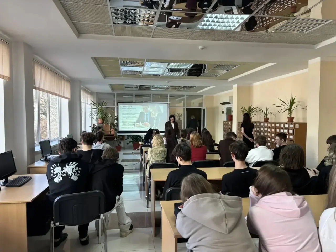 В рамках профориентационной работы учащиеся 9 «А» и 9 «Г» классов посетили День открытых дверей факу
