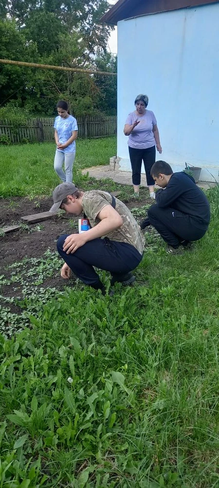 Обучающиеся филиала с. Политово продолжают оказывать  помощь труженику тыла, Карпухину Николаю Ильич