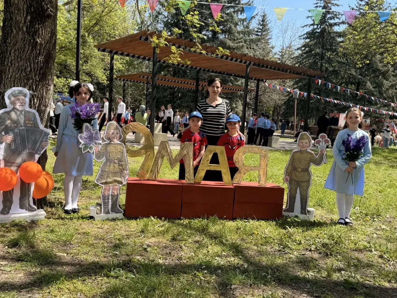 📸 В лицее №1 работала фотозона с надписью «9 мая». Дети и взрослые делали памятные снимки на фоне пр