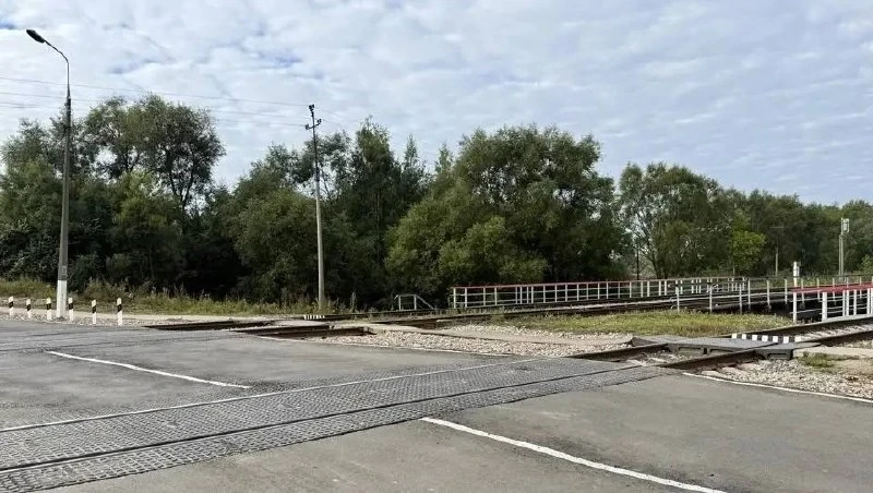 В Великих Луках отремонтировали железнодорожный переезд на направлении Москва — Рига. Р...