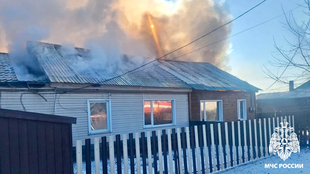 🔥 В Мариинске ликвидирован пожар в жилом доме  Мариинске загорелся двухквартирный жилой дом. На моме