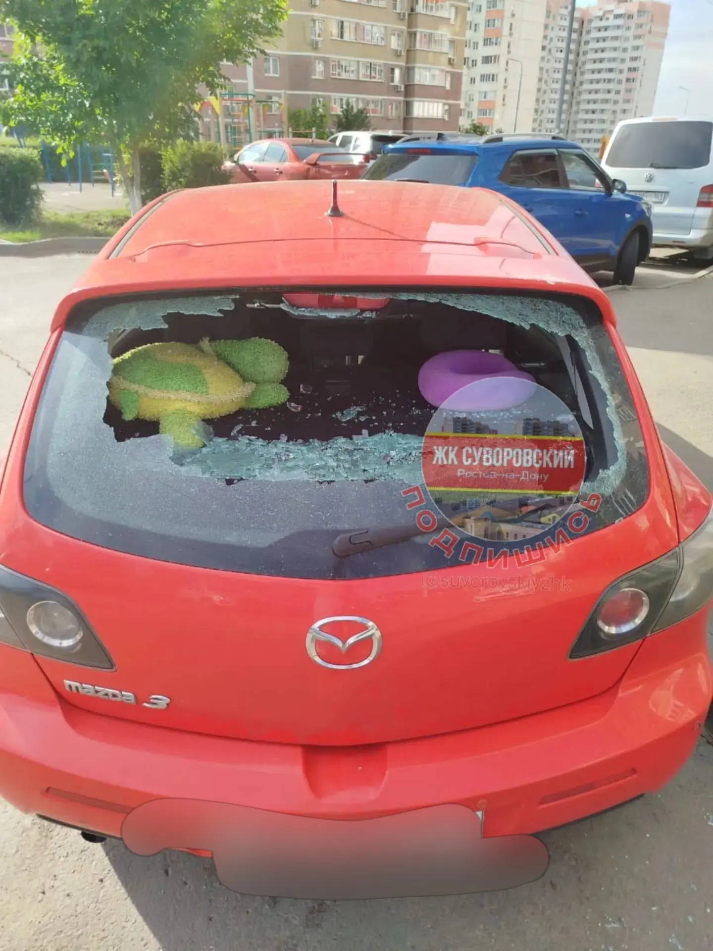 🚨 Очередной повреждённый автомобиль в Суворовском.

Возле дома №22 на улице Петренко пострадала при