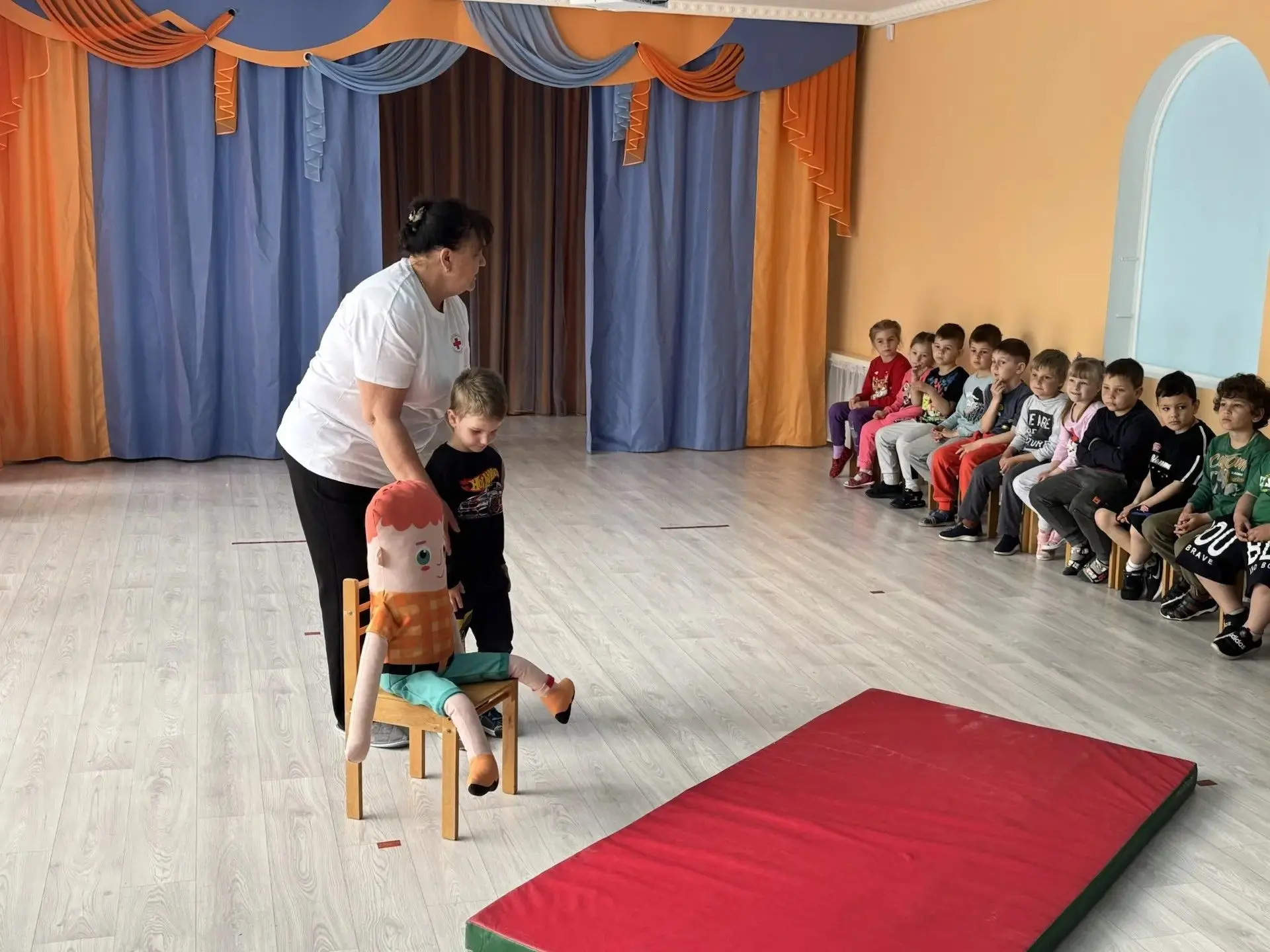 В рамках программы "Обучение навыкам первой помощи" инструкторы Крымского регионального...