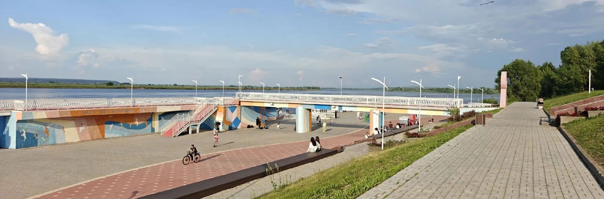 Нам пишут: пристань пора бы обновить. Вся краска облезла и выцвела, много перил сломано, леера оборв