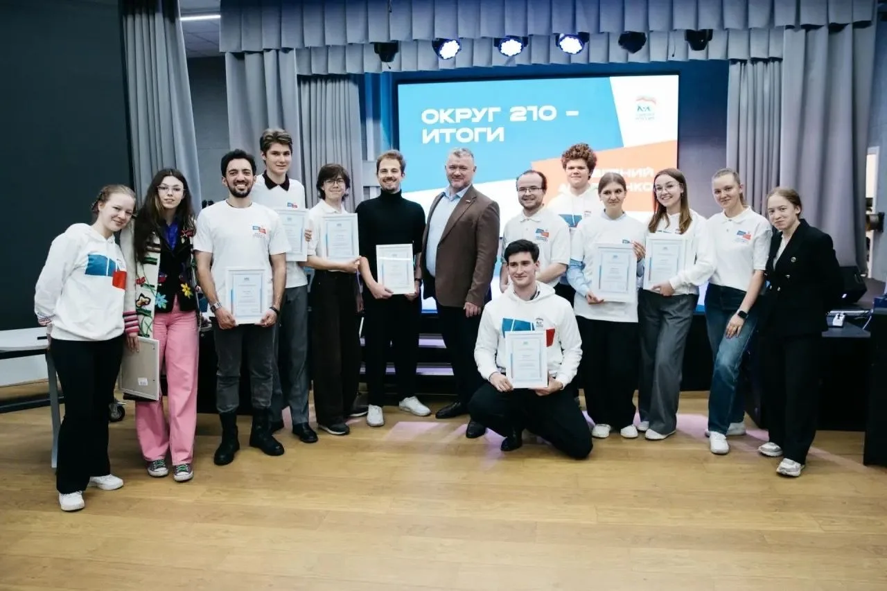 Кандидат стал депутатом, но привычку фоткаться не оставил