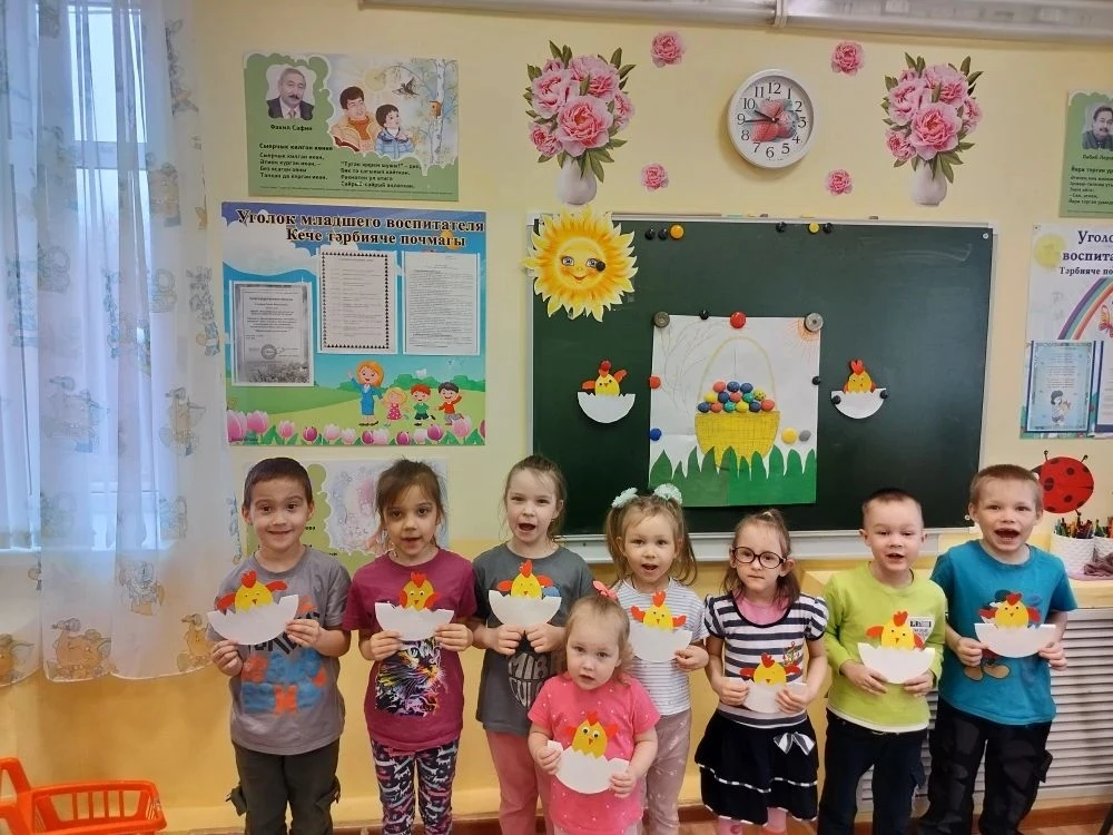 Праздник Пасхи один из самых любимых и ожидаемых в нашей стране. Аппликация "Цыплёнок в яйце". Сущес