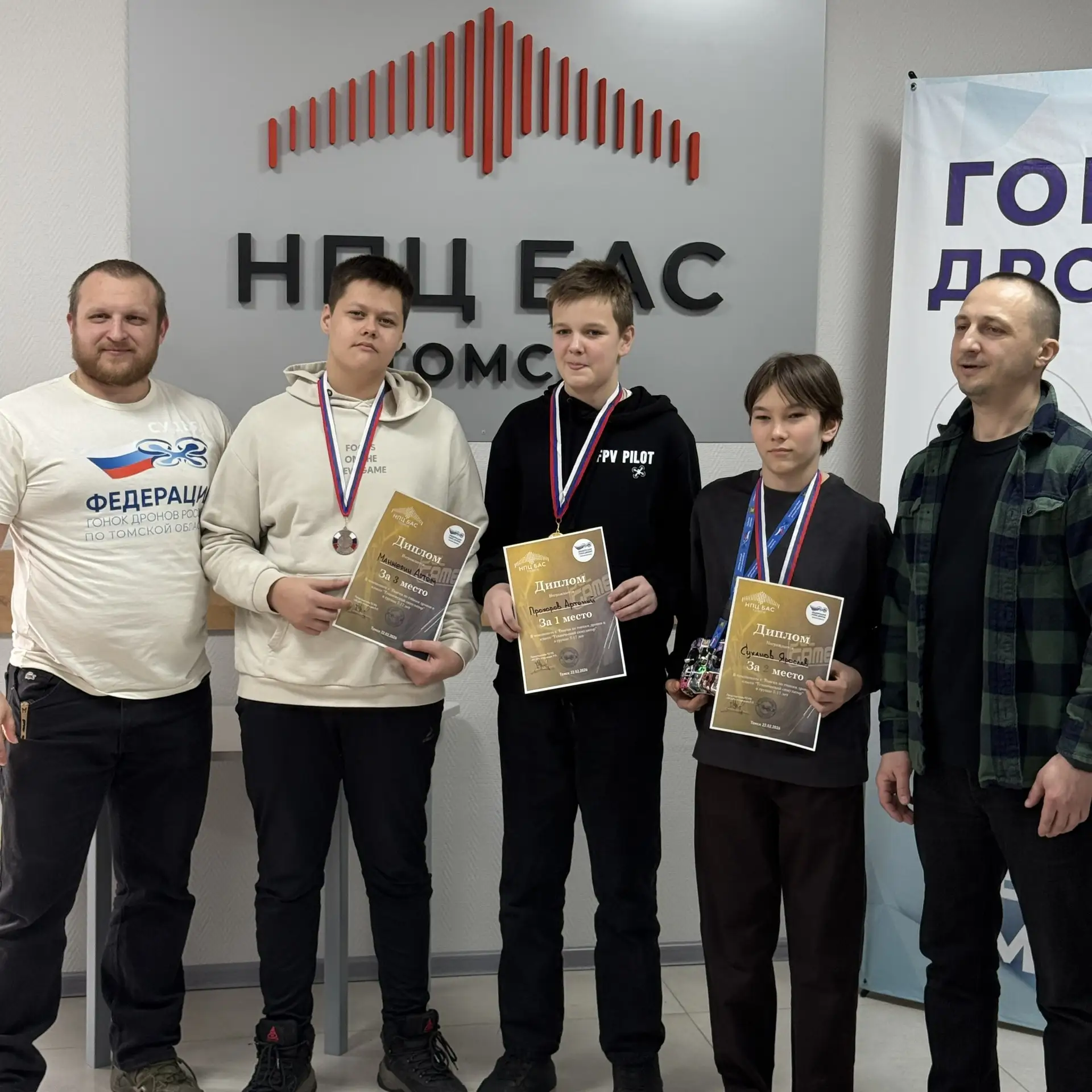 🎉 Отличные новости из мира дронов!   Ученики нашей школы показали выдающиеся результаты на Чемпионат
